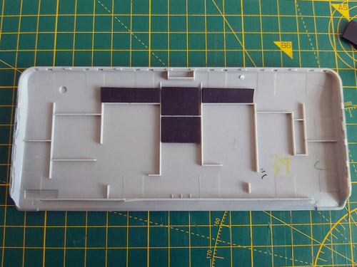Photo of rubber strips inside the back cover of the organiser's screen
